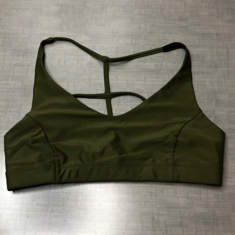 Onzie Flow Sports bra in Army Green